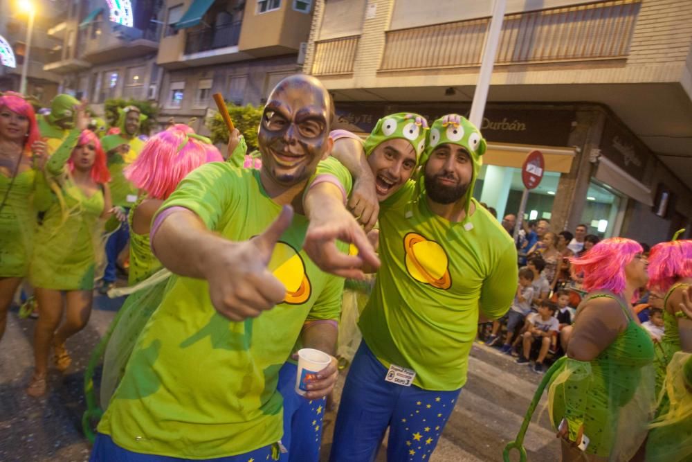 Desfile colorido de las comisiones en Elche