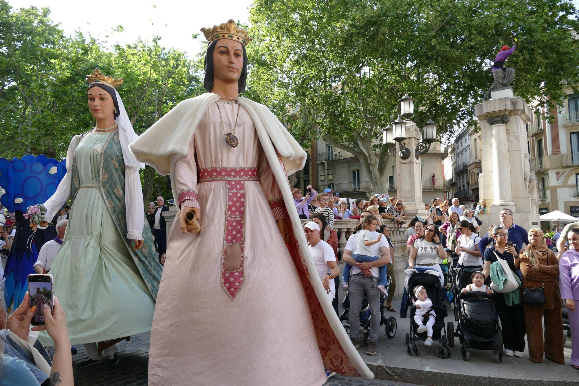 La trobada gegantera de la Diada de Santa Creu celebra els 30 anys dels Amics dels Gegants de Figueres
