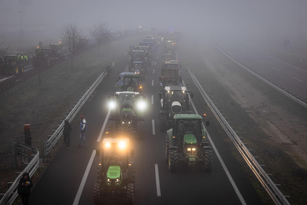 Agricultores catalanes bloquean la A-2 a la altura de Fondarella (Pla dUrgell) con sus tractores durante las protestas para pedir mejores condiciones para el sector