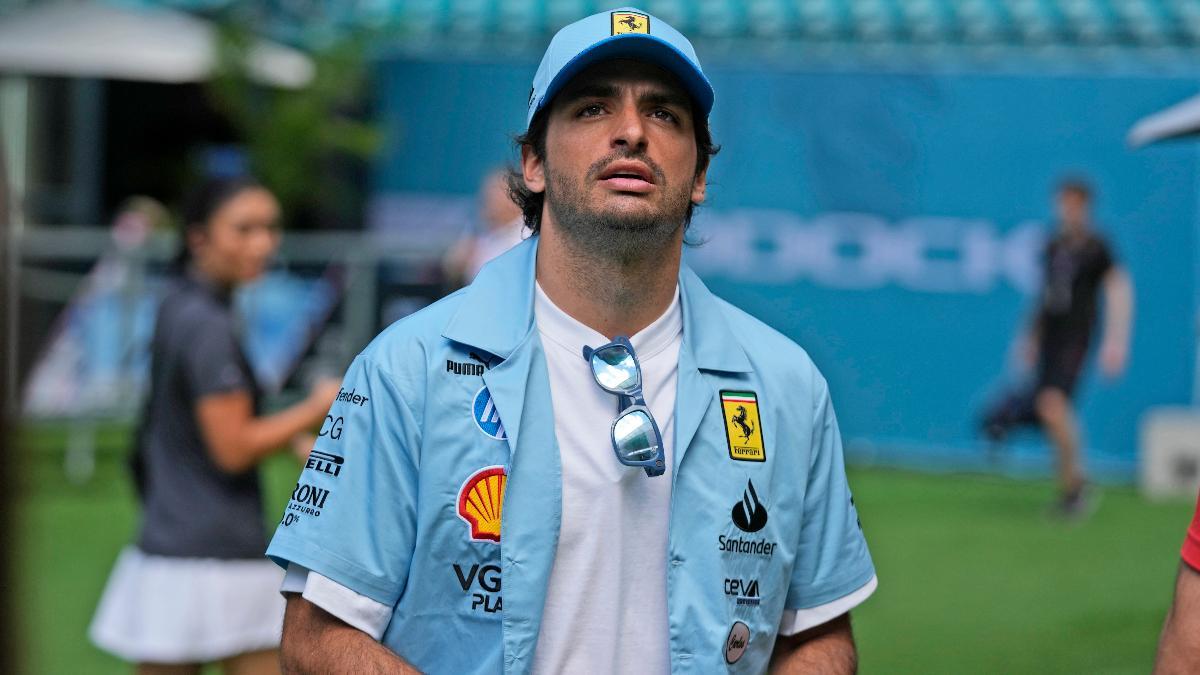 Carlos Sainz, en el paddock de Miami