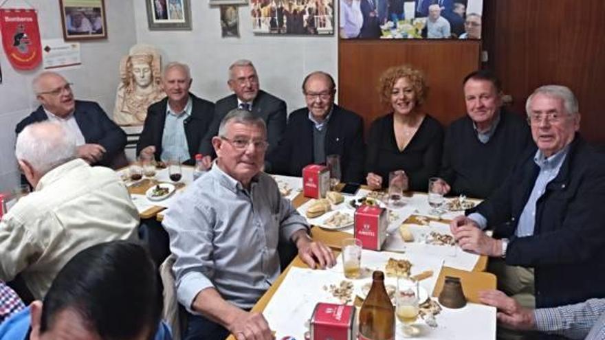 El director de Planificación de Ribera Salud, con los Amigos del Villalobos