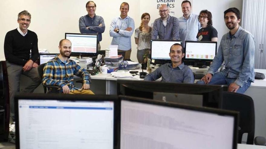 El equipo de Dreamgenics, con Juan Ron -primero por la izquierda-, en su oficina del vivero de empresas de la salud de La Corredoria.