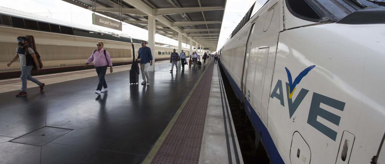 Un tren AVE estacionado en la estación de Alicante. | RAFA ARJONÉS