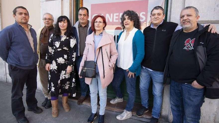 Los candidatos de Ganemos, ayer, ante su sede de campaña. Por la izquierda, David Díaz, Agustín Sánchez, Azucena López, Luis Macías, Covadonga Barroso, Victoria (Vivi) Arnaiz, Javier Jorrín y José Manuel Sánchez.