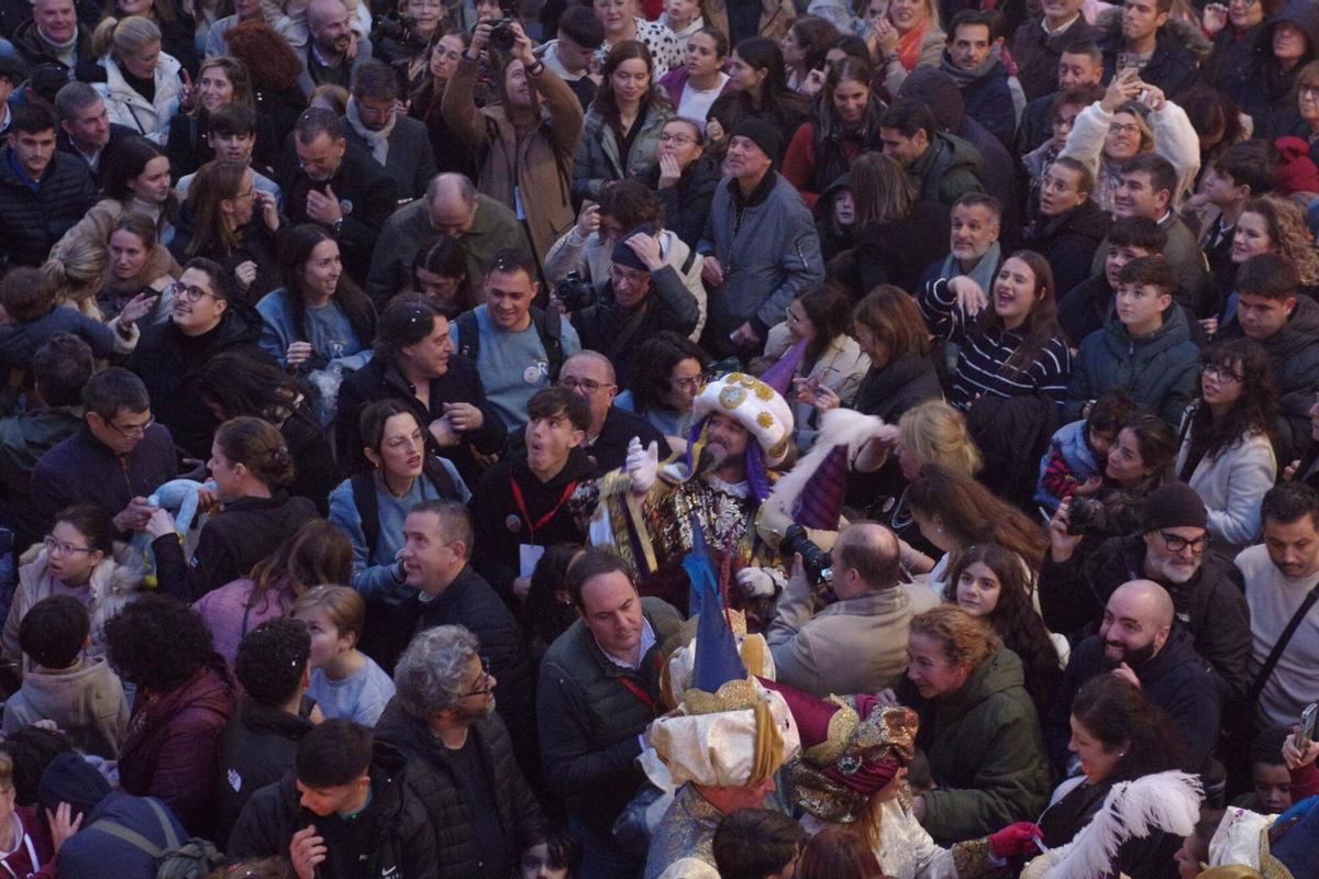 El Heraldo de los Reyes Magos recorrió las calles del Centro de Málaga acompañado de dos bandas de música, recogiendo cartas y encontrándose con los malagueños