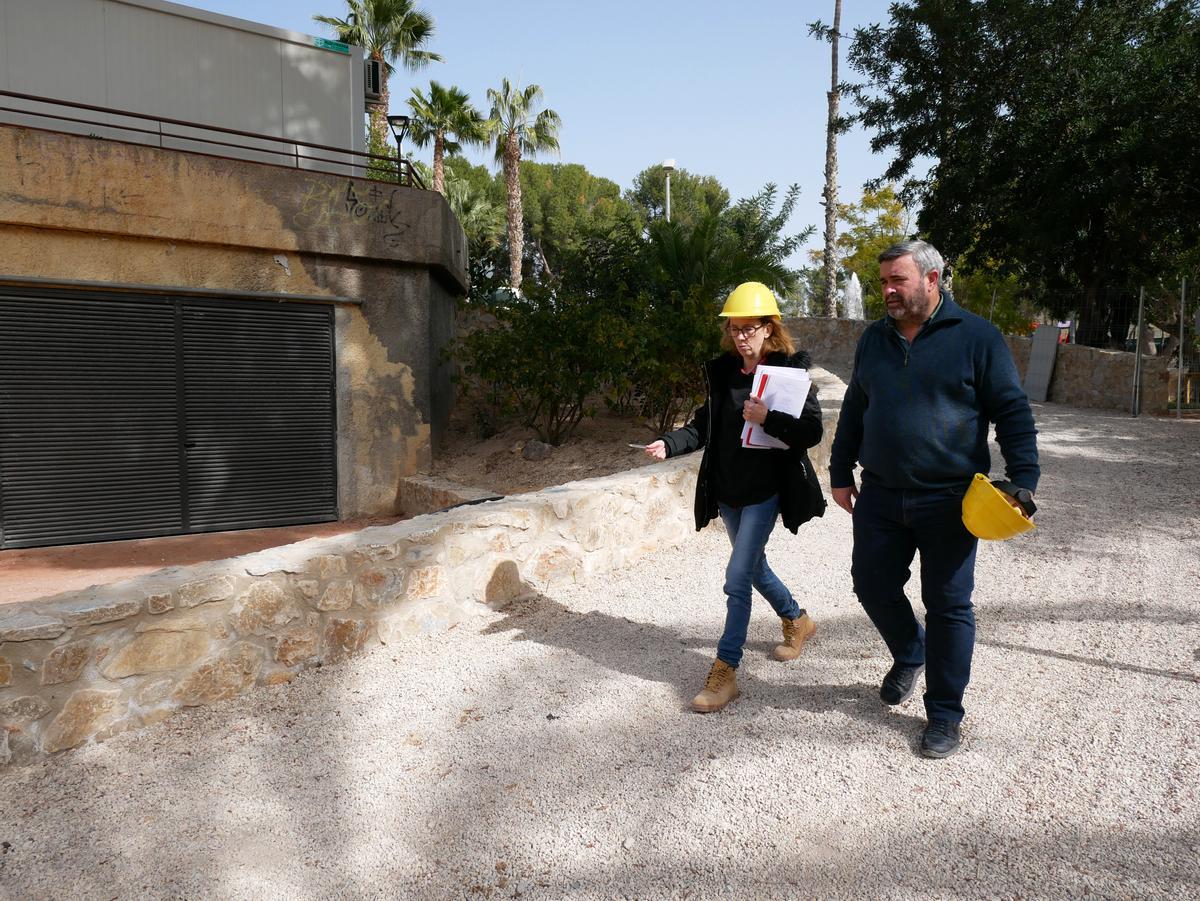 El alcalde, José Manuel Penalva, junto a una trabajadora de la empresa que está acometiendo los trabajos de la casa cueva de Crevillent