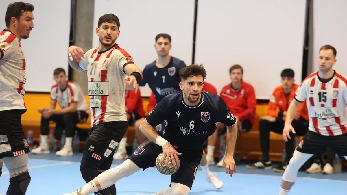 Alberto Roldán, ante el Puerto Sagunto en la primera vuelta.
