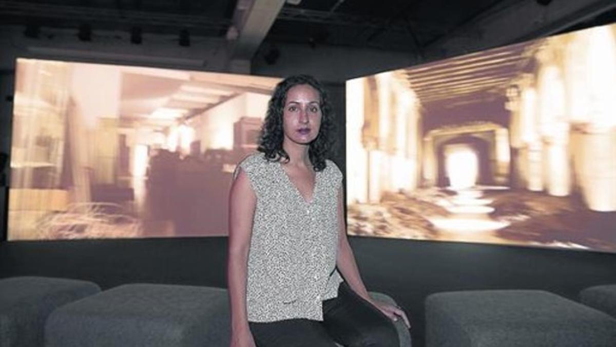 Protagonista 8 Mariam Ghani, ayer en el CCCB junto a su pieza 'A brief history of collapses'.