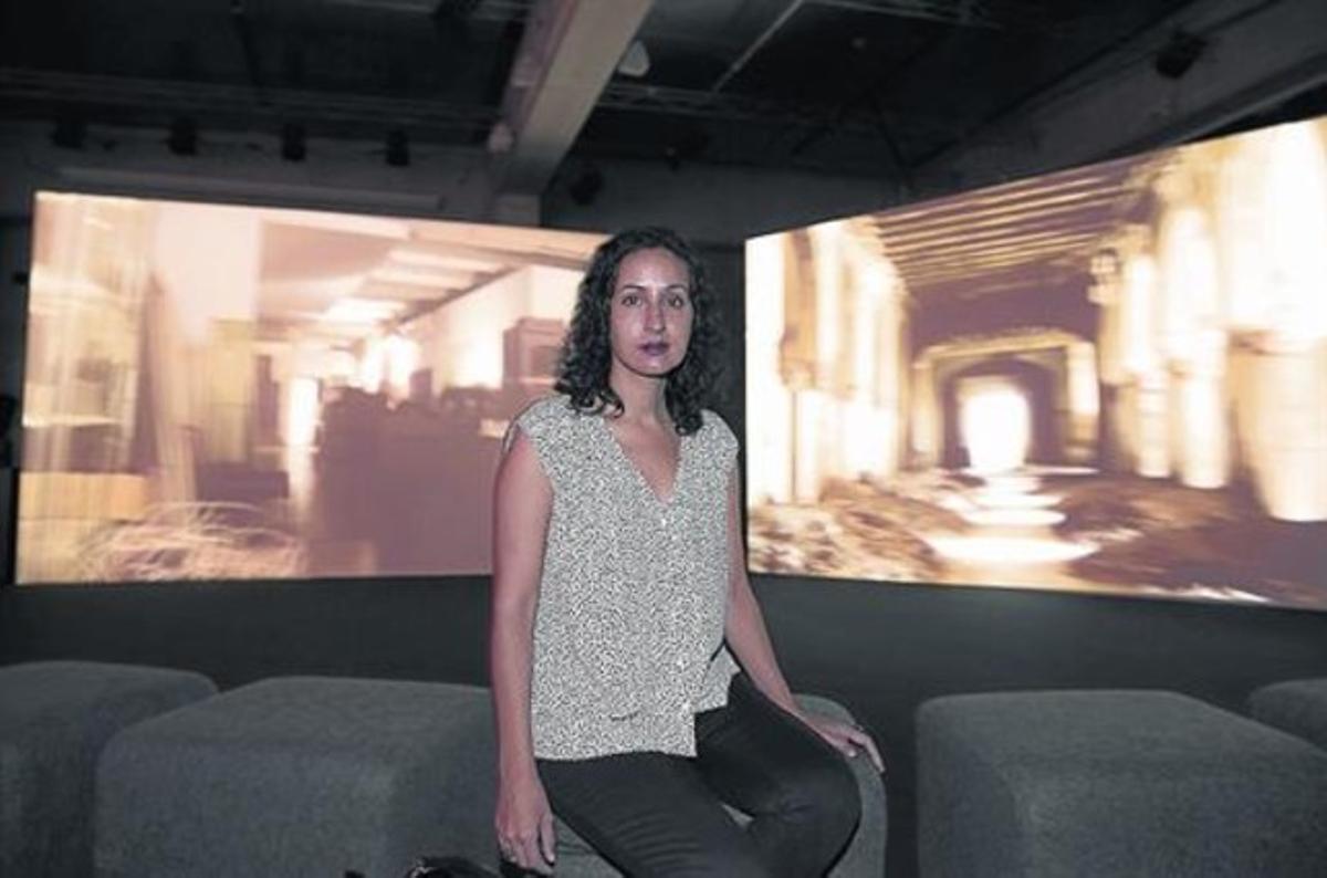 Protagonista 8 Mariam Ghani, ayer en el CCCB junto a su pieza 'A brief history of collapses'.
