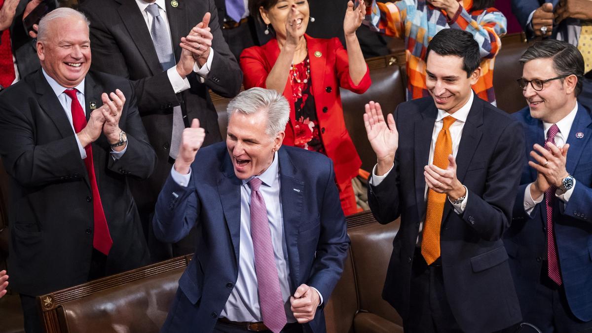 El líder republicano Kevin McCarthy gesticula después de que los legisladores votaran por él para ser el próximo presidente de la Cámara de Representantes.