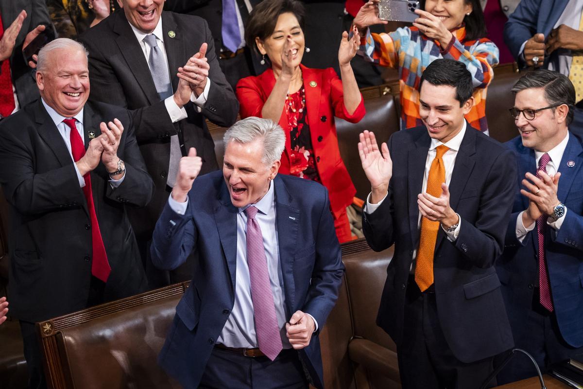 El líder republicano, Kevin McCarthy, gesticula después de que los legisladores votaran por él para ser el próximo presidente de la Cámara de Representantes.