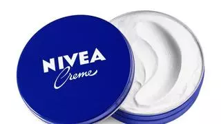 Vicente Calduch, Roger Nebot, Marta García... los farmacéuticos coinciden: "La Nivea de bote azul no es recomendable como crema antiarrugas porque no cubre la pérdida de colágeno o de elastina"