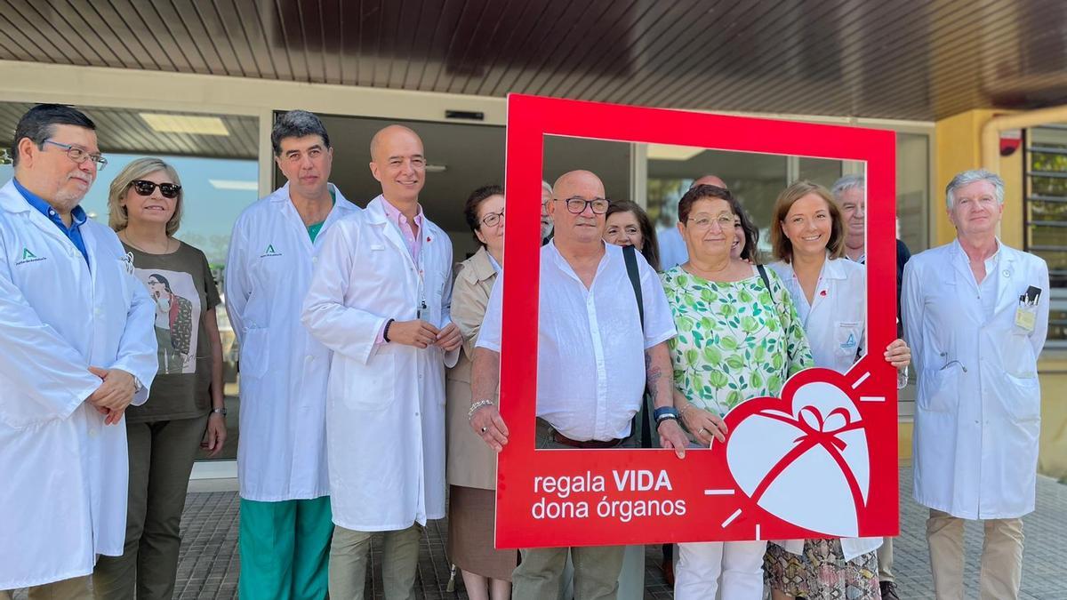 Juan José Corujo (trasplantado pulmonar) y su mujer, Juani García, con la gerente del hospital Reina Sofía, Valle García, y otras autoridades y profesionales del hospital.