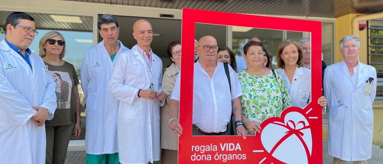 Juan José Corujo (trasplantado pulmonar) y su mujer, Juani García, con la gerente del hospital Reina Sofía, Valle García, y otras autoridades y profesionales del hospital.