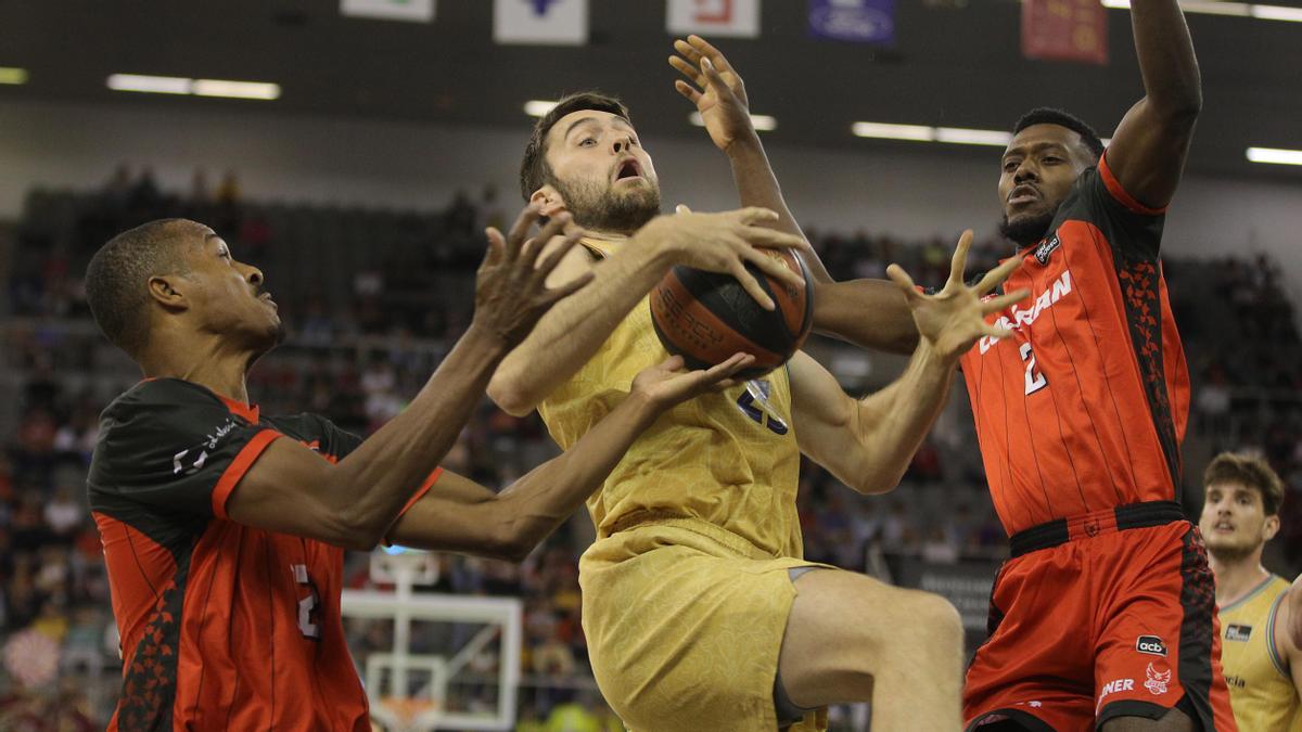 Tobey intenta jugar un balón entre Renfroe y Mike Moore.