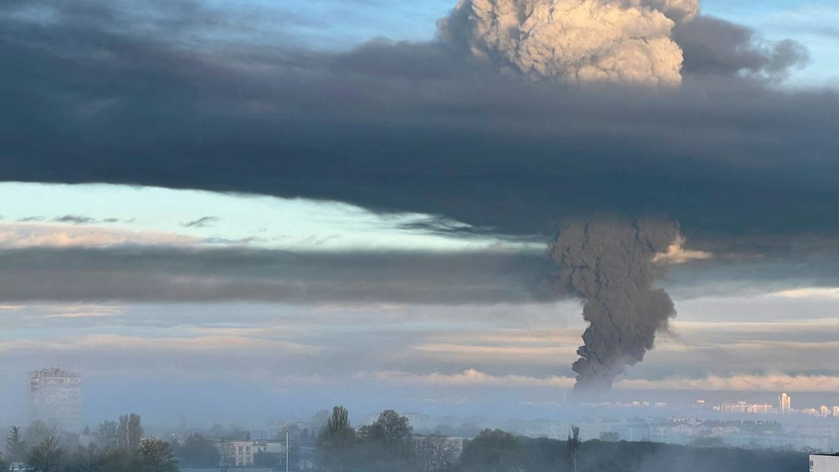 Impresionante columna de humo en el incendio de un depósito de petróleo de la Marina rusa en la ciudad de Sebastopol tras un ataque con drones.