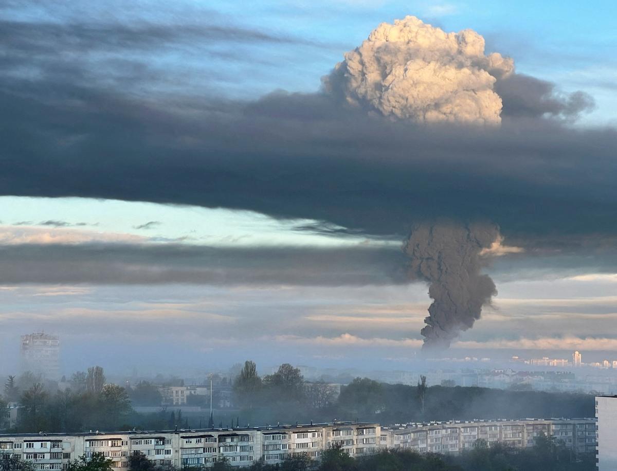 Impresionante columna de humo en el incendio de un depósito de petróleo de la Marina rusa en la ciudad de Sebastopol tras un ataque con drones. 