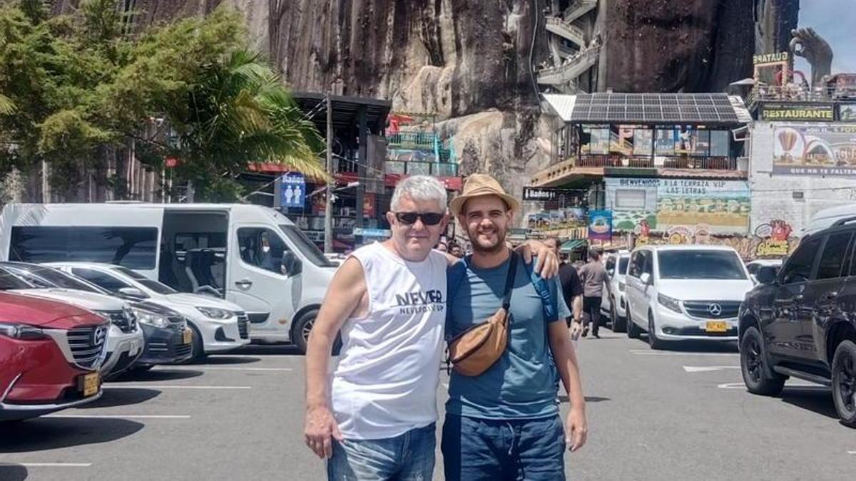Abel y Juan Sinisterra en el Peñol de Guatapé, en Colombia