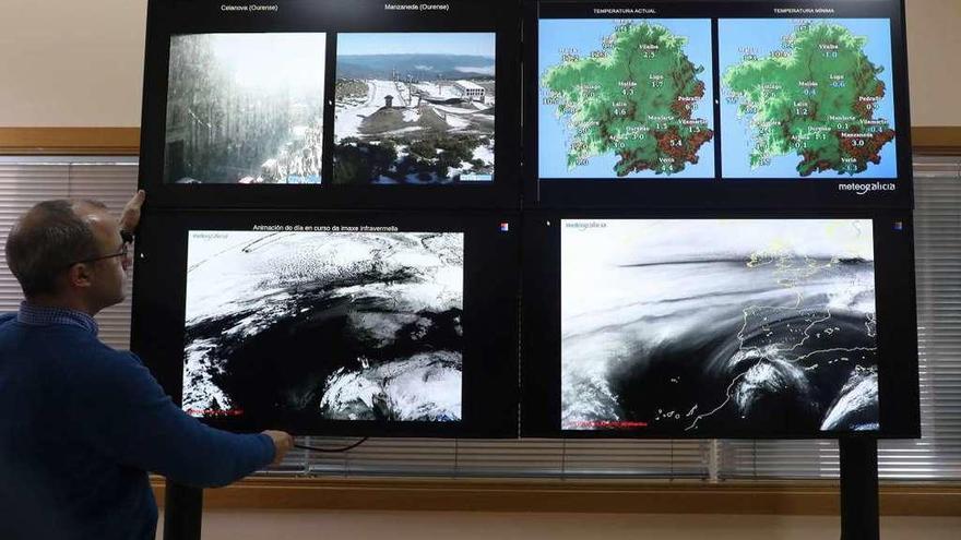 Pantallas que permiten visualizar mapas e imágenes en la sede de MeteoGalicia. // Xoán Álvarez