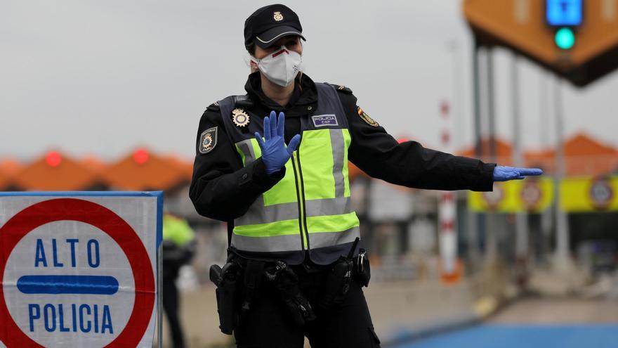 Un control policial en la frontera