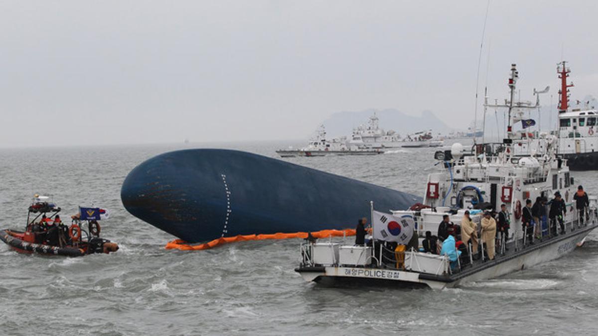 Los equipos de rescate, alrededor de los restos del barco hundido, este jueves en aguas de Corea del Sur.