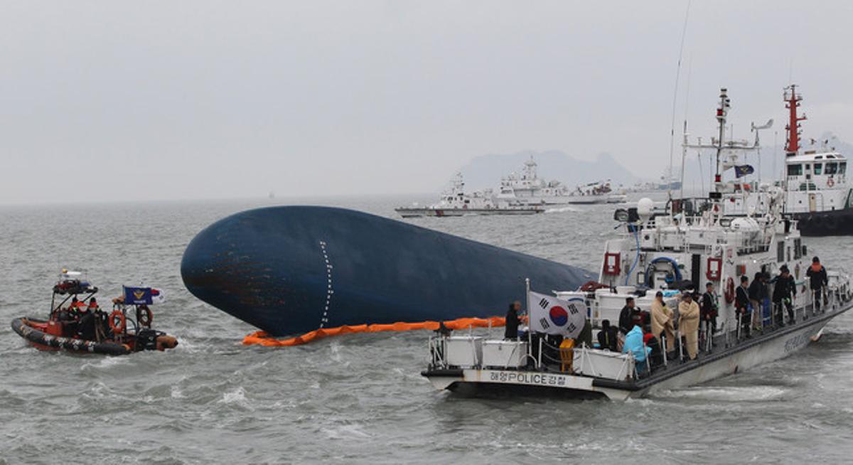 Els equips de rescat, al voltant de les restes del vaixell enfonsat, aquest dijous en aigües de Corea del Sud.