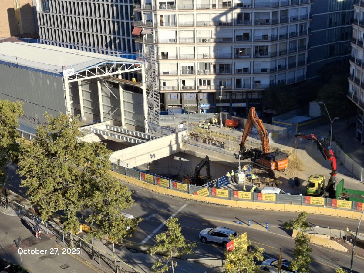La boca de entrada de la tuneladora, en el lateral de la Gran Via con Llancà.