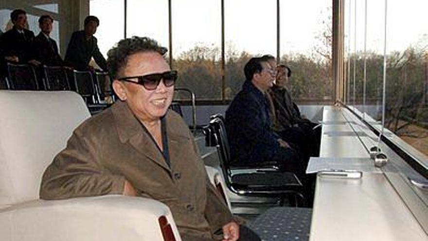 El líder KIm Jong II fotografiado viendo un partido de fútbol.