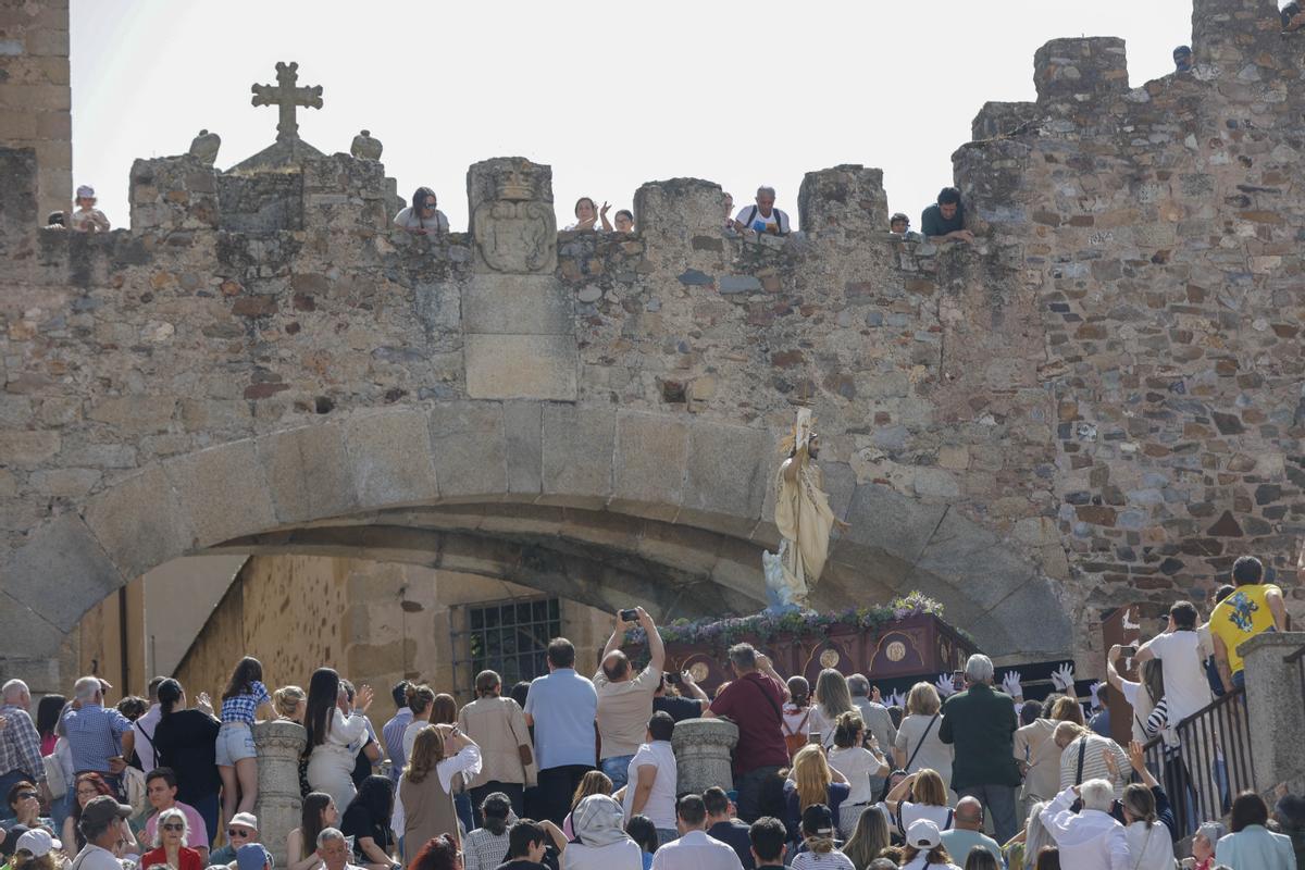 Había público en todos los rincones. En la foto, Cristo resucitado tras cruzar el Arco de la Estrella.