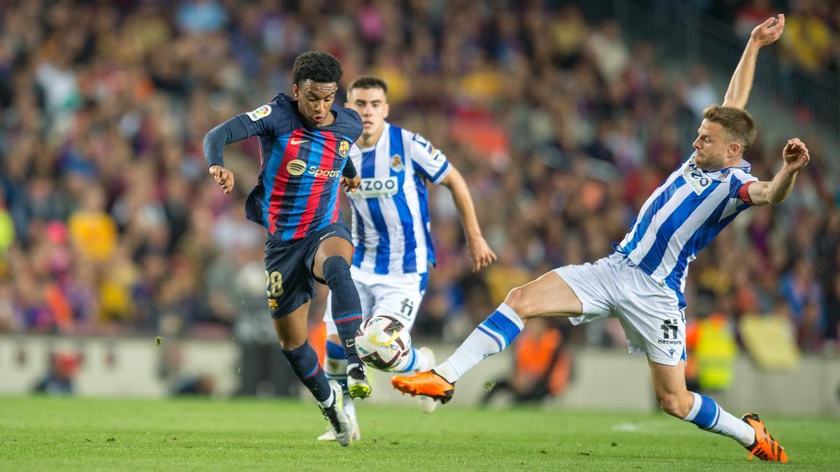 Balde intenta superar a Illarramendi en el Barça-Real Sociedad del Camp Nou.