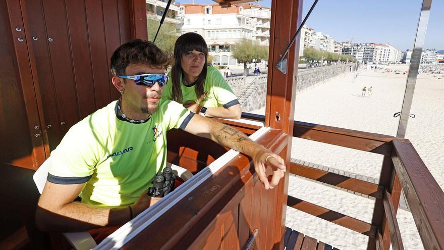 Rescatadas dos personas atrapadas por las corrientes en la playa de Foxos, en Sanxenxo