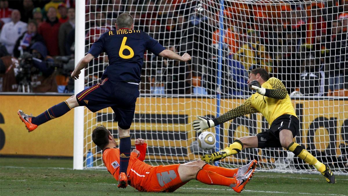 Iniesta empalma el balón que dio el Mundial a España