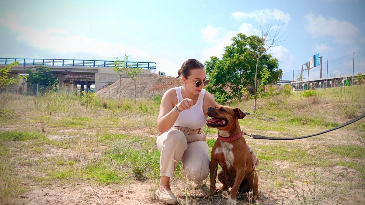 La concejala de Bienestar Animal con Kiara del Refugio de Animales de Paterna.