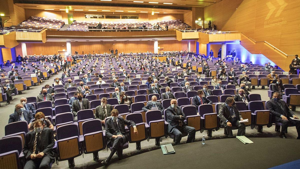 Los invitados al chequeo para fiscalizar las obras del Corredor Mediterráneo, distribuidos «anticovid» en el salón de actos.