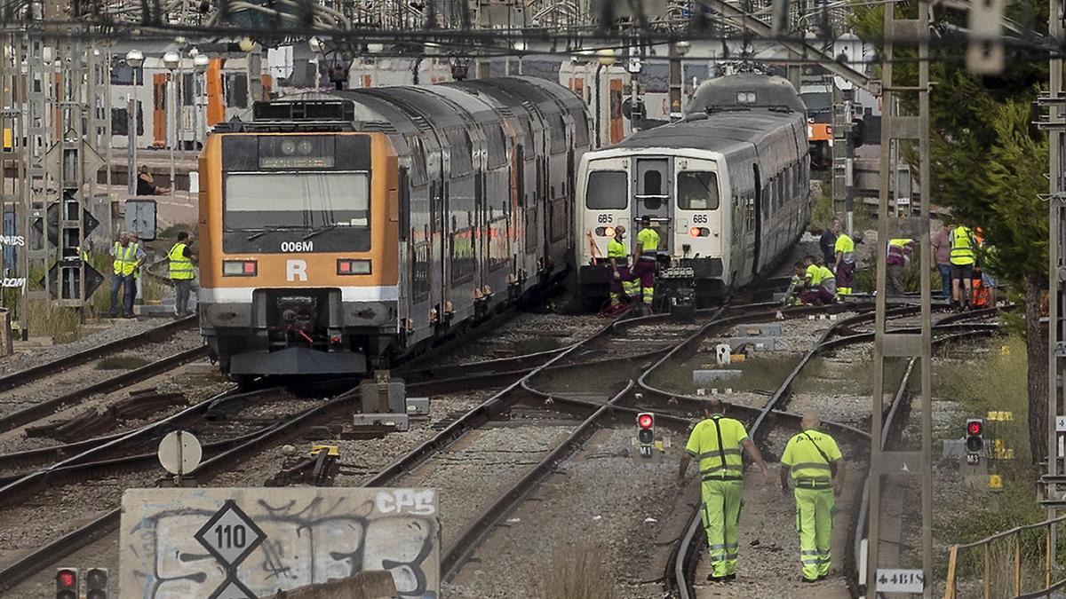 Operarios de Adif en la estación de la Vilanova i la Geltrú trabajando en el descarrilamiento de un tren, en septiembre de 2023