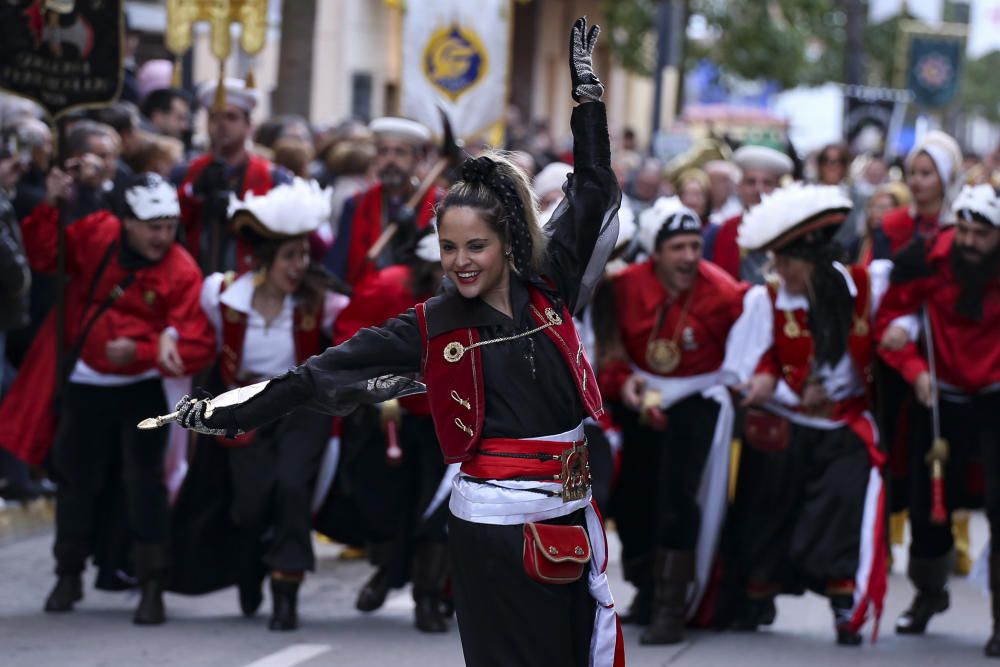 La comparsa Turcos sacude las calles a cinco días de los Moros y Cristianos de Sax