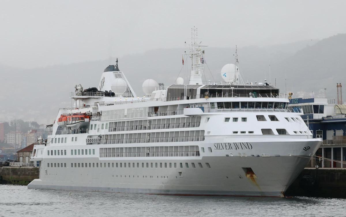 El crucero 'Silver Wind', atracado este marte en la terminal de trasatlánticos de Vigo.