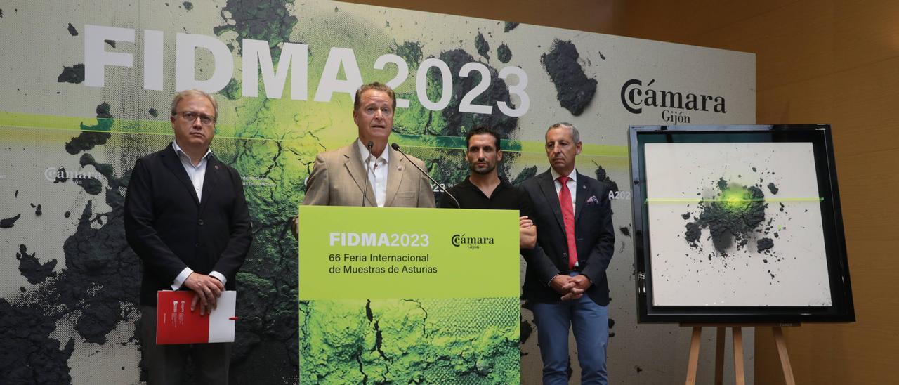 Por la izquierda, Alvaro Alonso, Félix Baragaño, Carlos García y el vicepresidente de la Cámara, Pedro López Ferrer, junto al cartel de la 66 edición de FIDMA.