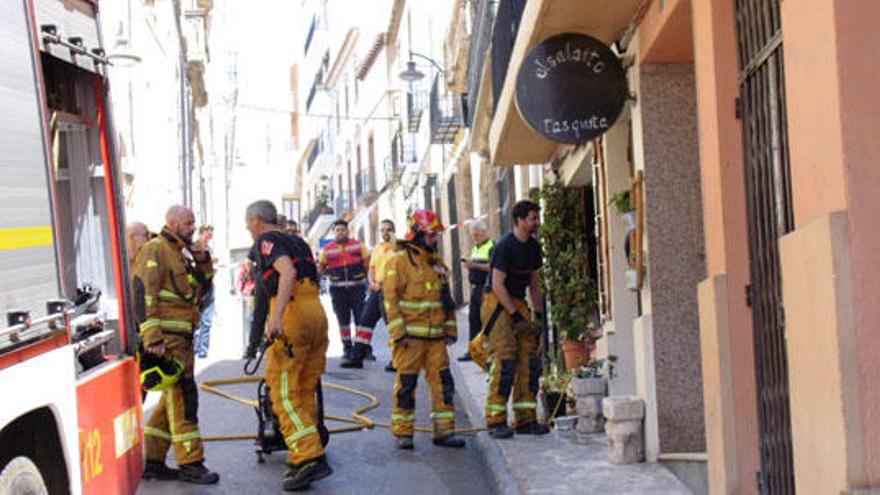 Desalojan una finca del centro histórico de Xàbia por un incendio