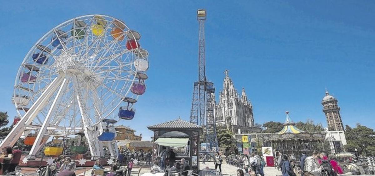 Als peus del temple. Fotografia del nivell superior del parc del Tibidabo. Als peus del temple. Fotografia del nivell superior del parc del Tibidabo.