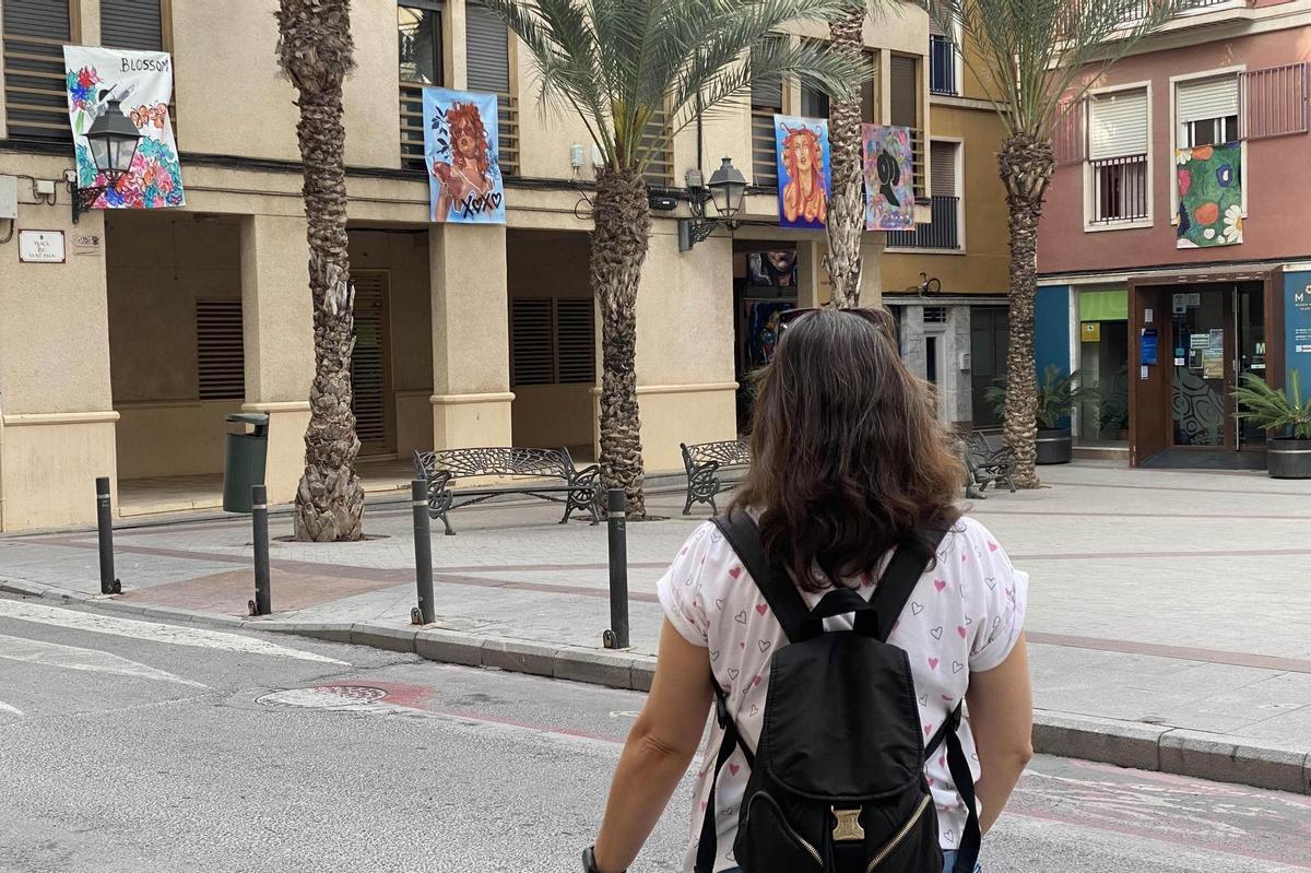 Las obras de arte en forma de lonas en balcones del barrio del Raval en Elche siempre tienen en cuenta a la Dama de Elche