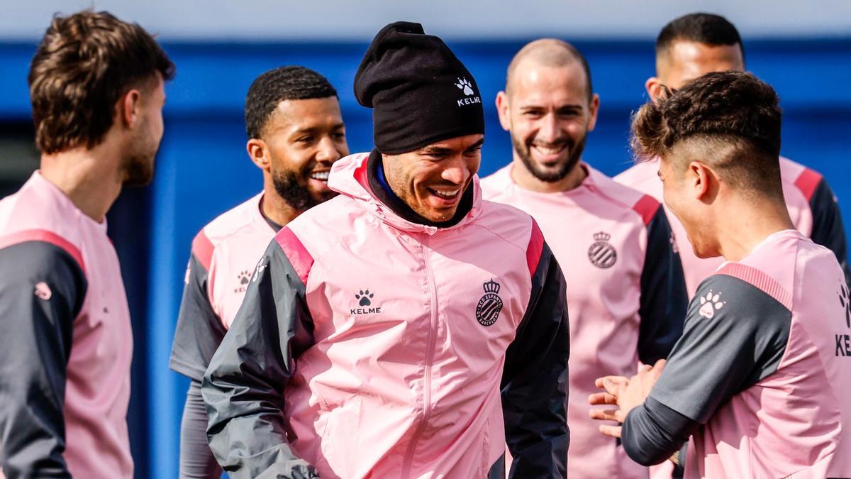 Raúl de Tomás bromea con Melamed en un entrenamiento.