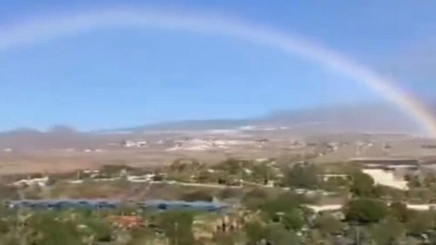 Los controladores presumen de arcoíris en Tenerife Sur tras la borrasca en la Isla