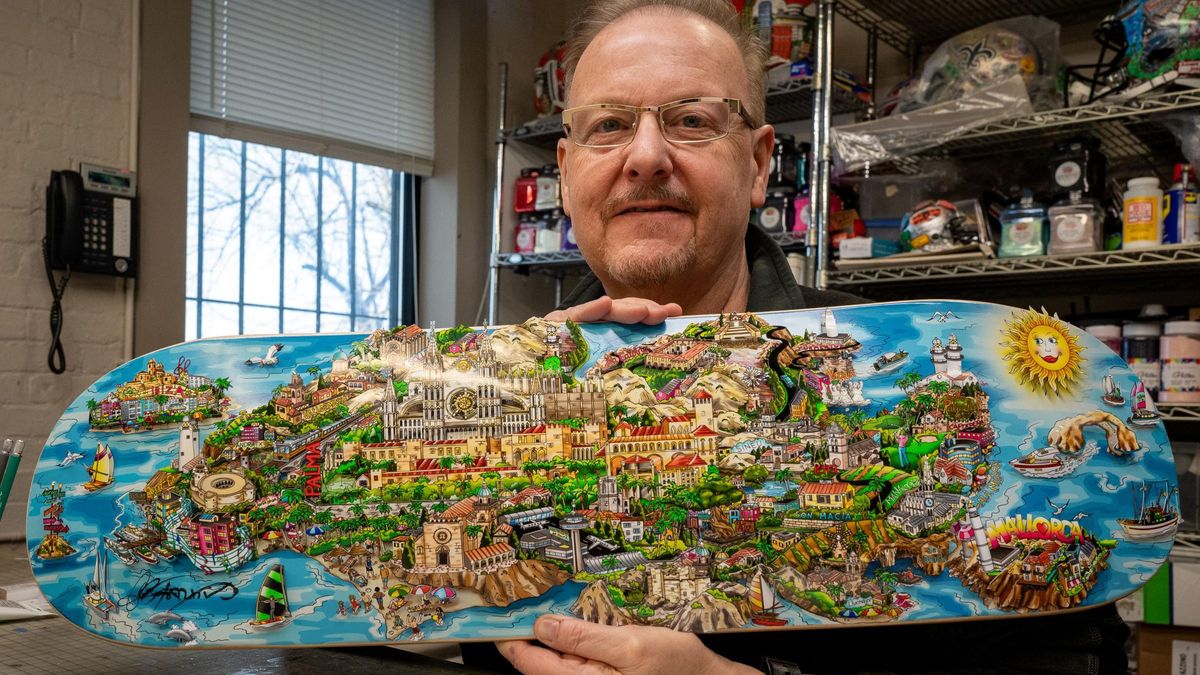 Charles Fazzino mit seiner neuen Mallorca-Edition auf einem Skateboard.