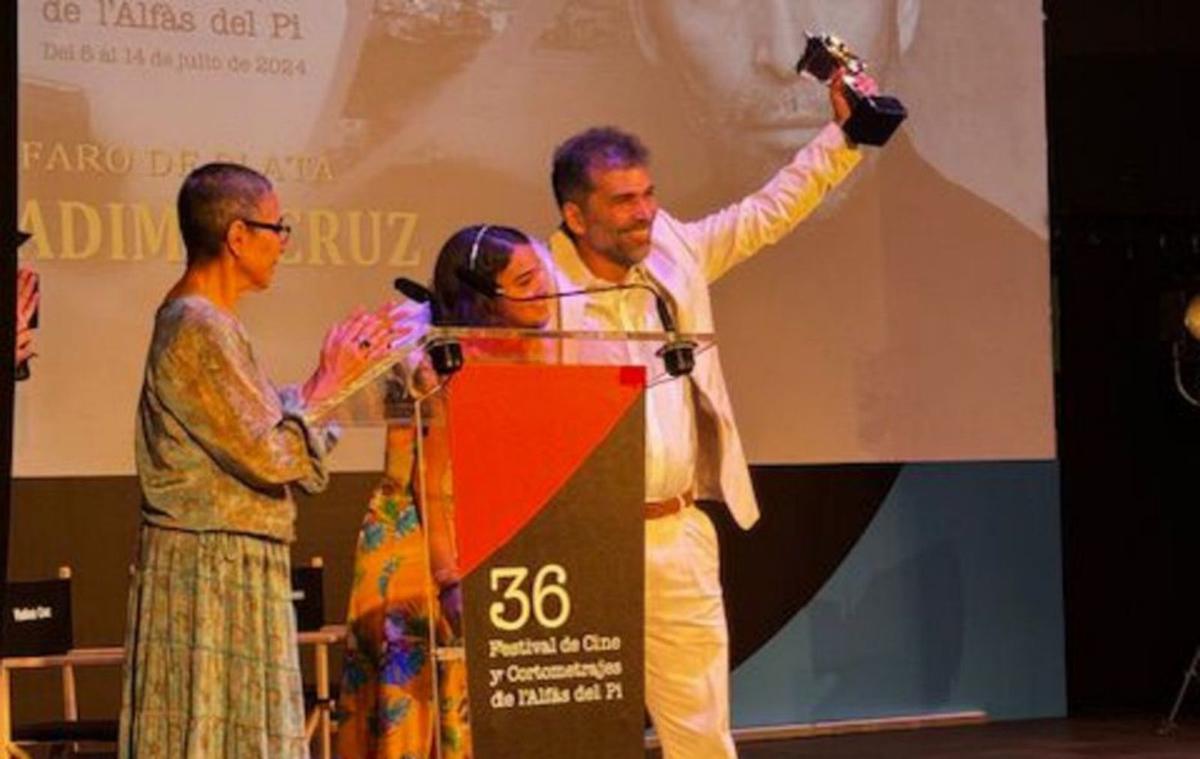 Vladimir Cruz, uno de los premiados, con su hija Julia. | INFORMACIÓN