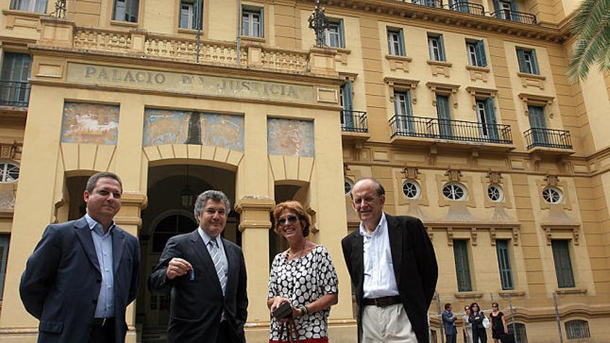 Obras. Enrique Benítez, José Luis Santos, Isabel Mateos y José Seguí, en la entrega de las llaves.