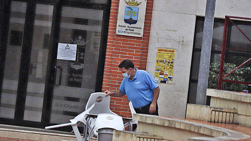 Un hostelero de Rafal recoge las sillas de una terraza