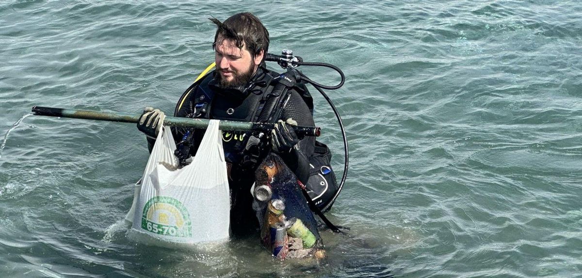 El joven malagueño, en plena limpieza en aguas de La Misericordia el pasado septiembre. | EQUILIBRIO MARINO