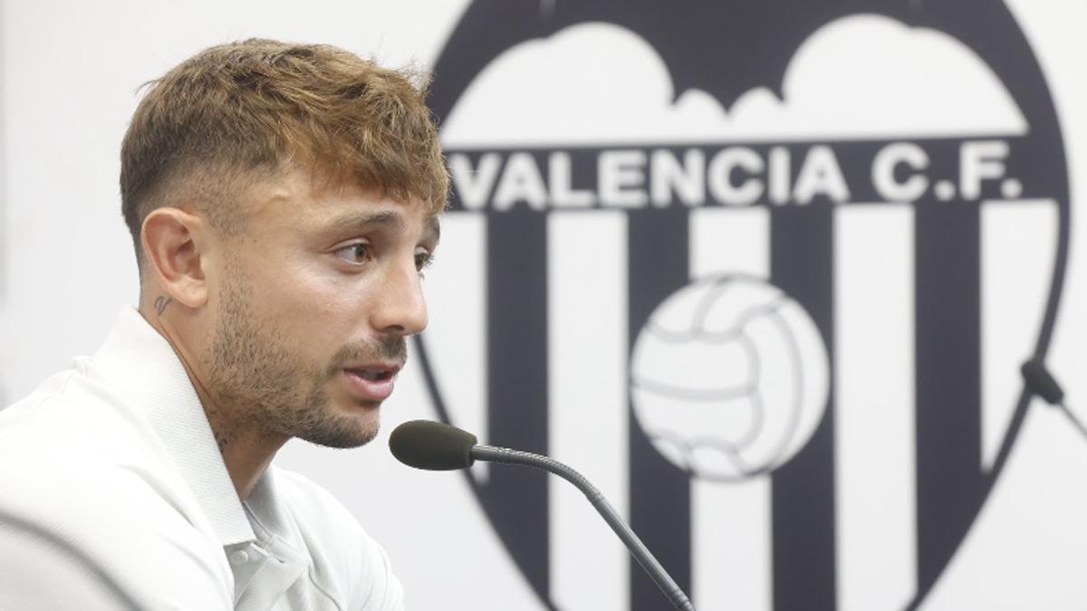 Maffeo, en rueda de prensa con el escudo del Valencia CF