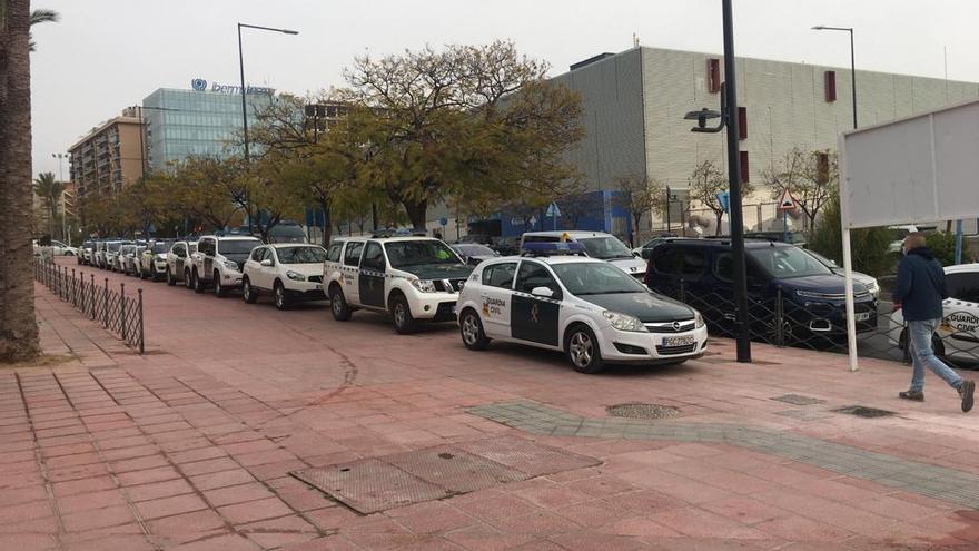 Patrullas de la Guardia Civil en la acera frente al Hospital General de Alicante